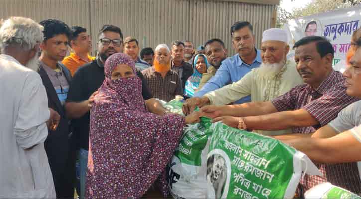 তালুকদার নাজমুল হাসান ফাউন্ডেশনের উদ্যোগে ইফতার ও সেহেরী সামগ্রী বিতরণ