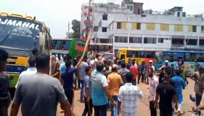 ফরিদপুরে শ্রমিক সংঘর্ষে বাস চলাচল বন্ধ: আহত ১৫, আতঙ্কে বাসস্ট্যান্ড এলাকা