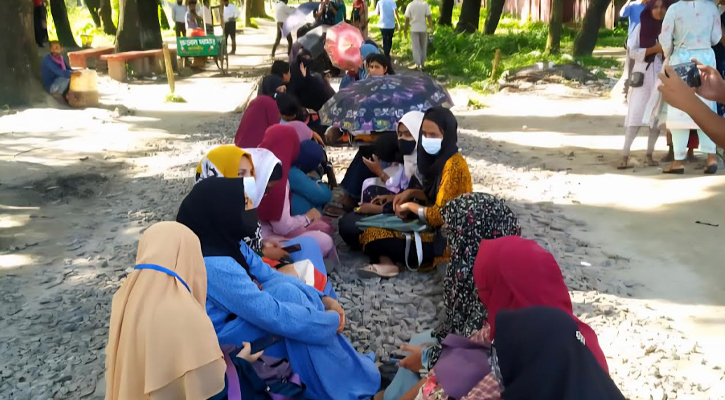 ৬ দফা দাবিতে বাকৃবি শিক্ষার্থীদের রেললাইন অবরোধ