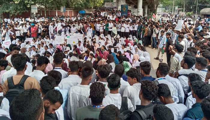 ৬ দফা দাবিতে মাইলস্টোন শিক্ষার্থীদের বিক্ষোভ