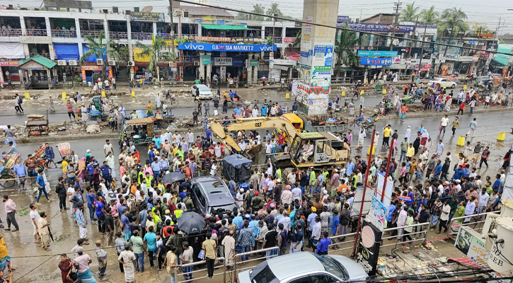 রূপগঞ্জে ফুটপাত মহাসড়ক দখলমুক্তে যৌথ উচ্ছেদ অভিযান