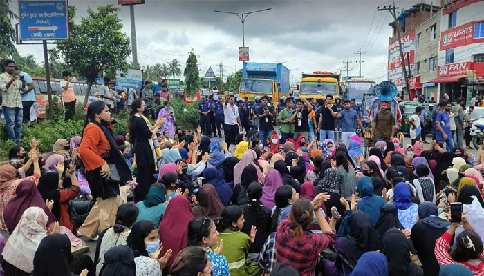 ঢাকা-চট্টগ্রাম মহাসড়ক অবরোধ ফেনী ইউনিভার্সিটি শিক্ষার্থীদের