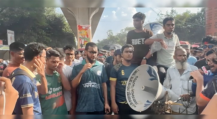 শাহবাগ মোড় অবরোধে বুয়েট শিক্ষার্থীরা