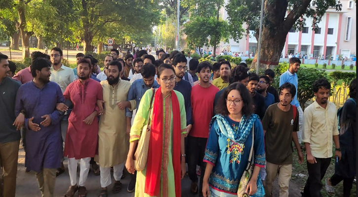 রাকসুর মনোনয়নপত্র উত্তোলনের সময়সীমা বাড়ানোর প্রতিবাদে শিক্ষার্থীদের বিক্ষোভ