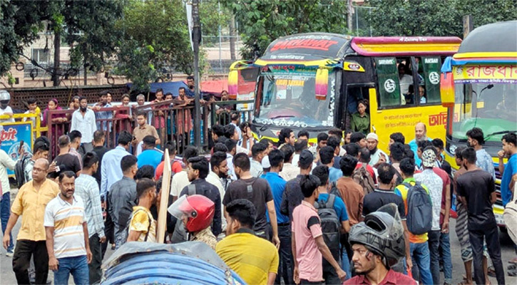 নতুনবাজারে ইউআইইউ শিক্ষার্থীদের সড়ক অবরোধ