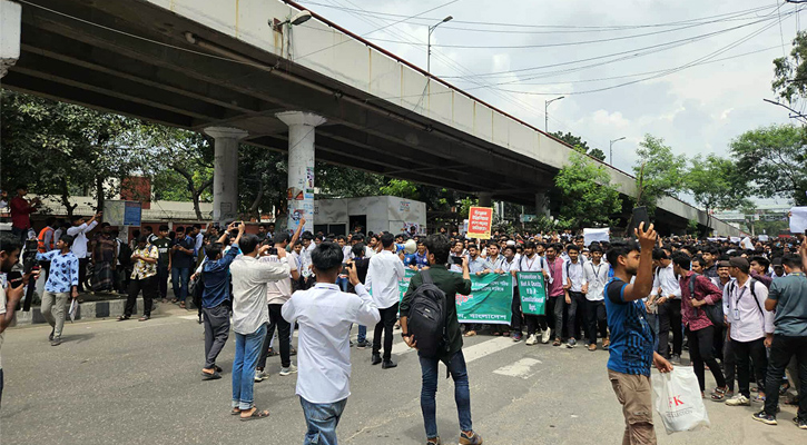 তেজগাঁও সাতরাস্তায় সড়ক অবরোধে ঢাকা পলিটেকনিক শিক্ষার্থীরা