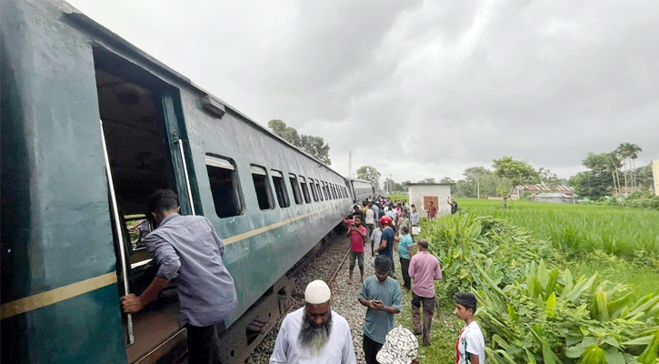 রংপুরে পদ্মরাগ ট্রেনের ৬ বগি লাইনচ্যুত, যোগাযোগ বন্ধ
