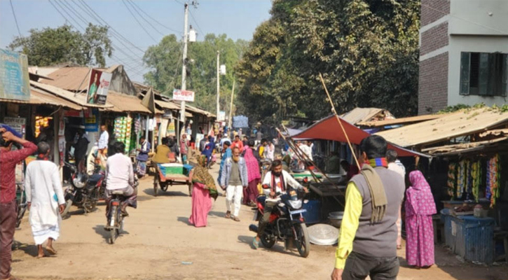 ঘোড়াঘাটে ফুটপাত দখল করে গড়ে উঠেছে অবৈধ দোকানপাট