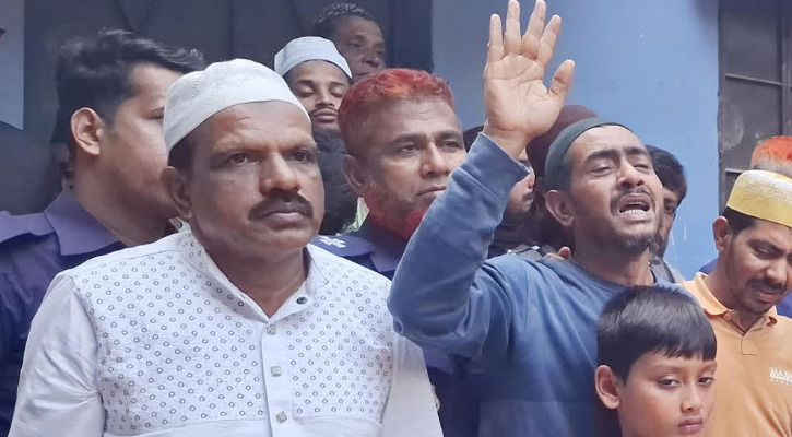 প্যারোলে মুক্তি পেয়ে মায়ের জানাজায়  ফরিদগঞ্জের সাবেক পৌর মেয়র মাহফুজুল হক