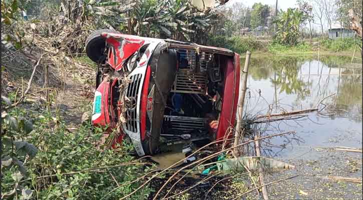 কাশিয়ানীতে  যাত্রীবাহী বাস খাদে, আহত  ১২