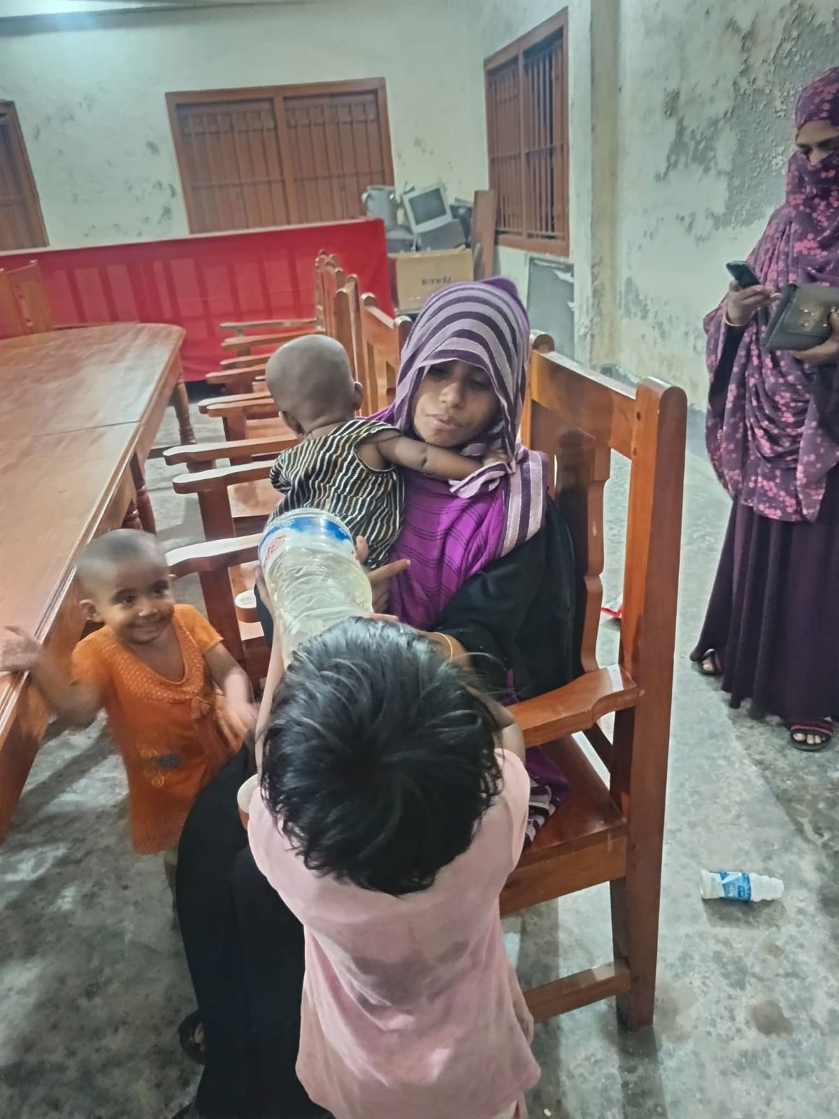 তিন সন্তান রেখে মা নিখোঁজ, উপজেলা  প্রশাসনের হস্তক্ষেপে আবার ফিরে পেলো পরিবার