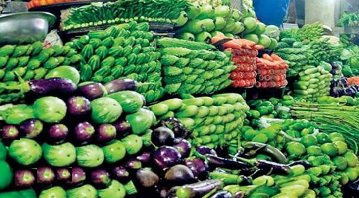 বাজারে ক্রেতা কম, তবু চড়া দামে বিক্রি হচ্ছে সবজি