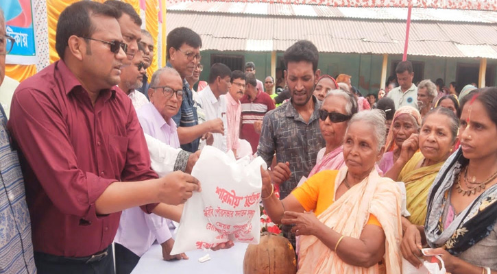 জয়পুরহাট পাঁচবিবিতে ১,৮০০ পরিবারের মাঝে পূজাসামগ্রী বিতরণ