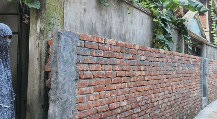 গাজীপুরে রাস্তা দখল করে দেয়াল নির্মাণের অভিযোগ, অবরুদ্ধ পাঁচ পরিবার