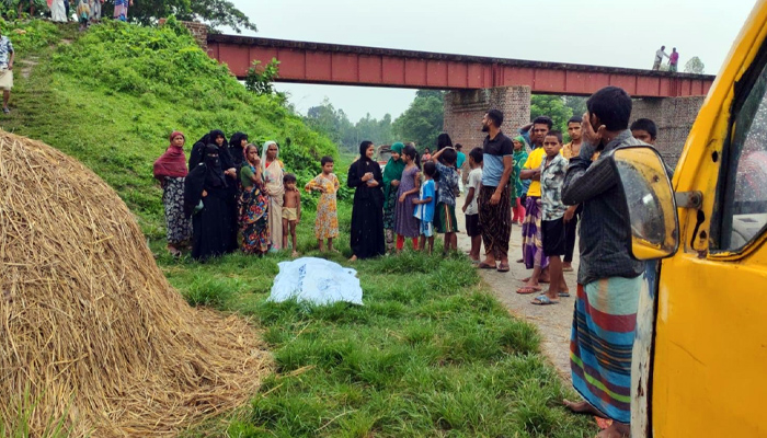 কুলিয়ারচরে রেললাইনে গৃহবধূর দ্বিখণ্ডিত মরদেহ উদ্ধার