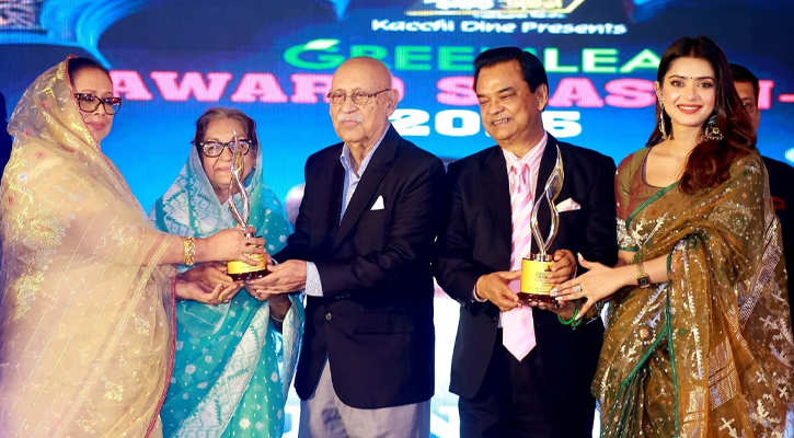 “মায়ের সঙ্গে একই মঞ্চে অ্যাওয়ার্ড পেলেন তানজিন তিশা”