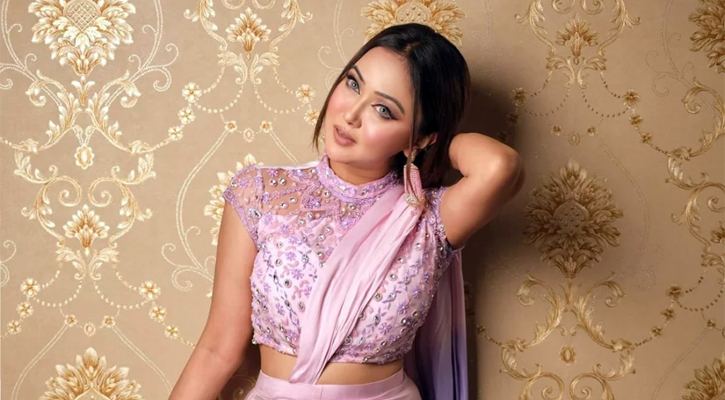 বুঝে না বুঝেই অনেক কাজ করেছি: অভিনেত্রী চমক