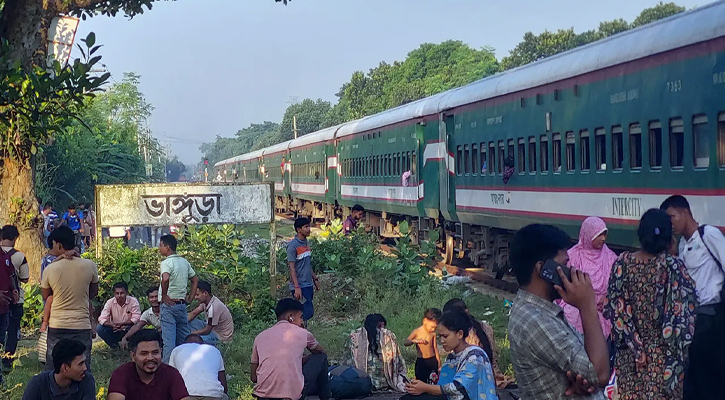ভাঙ্গুড়ায় ট্রেন লাইনচ্যুত, ঢাকার সঙ্গে উত্তরবঙ্গের রেল যোগাযোগ বন্ধ