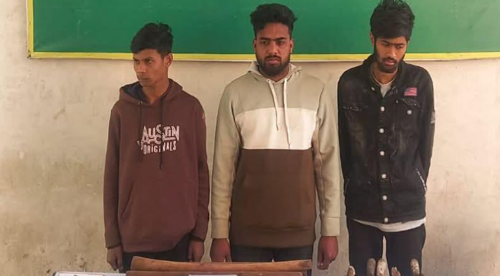 সাতক্ষীরায় সেনা অভিযানে ছয়টি দেশীয় অস্ত্র, মাদক, নগদ টাকাসহ  গ্রেপ্তার ৩