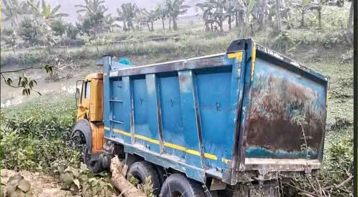 নওগাঁর মহাদেবপুরে ডাম্প ট্রাকের চাপায়  নিহত -৪