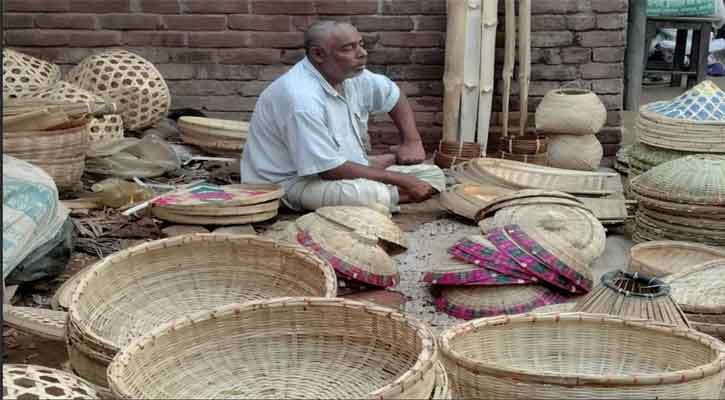 আব্দুল গফুরের হাতে বেঁচে  আছে বিলীন হওয়া বেতশিল্প
