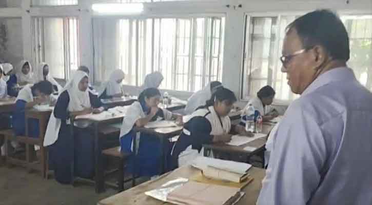 মন্ত্রীর নিষেধাজ্ঞা উপেক্ষা: এসএসসি  কেন্দ্রে ঢুকে এমপির ফেসবুক লাইভ,