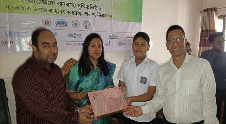 তাড়াশে  শিক্ষার্থীদের মাঝে পুরুস্কার বিতরণ