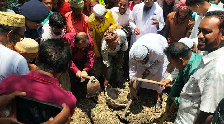 আমতলীতে পাঁচ কিলোমিটার খাল খনন কাজের উদ্বোধন