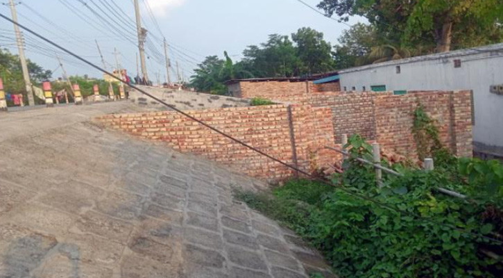রাজশাহী পদ্মা পাড়ে অবৈধ ইটের প্রাচীর নির্মাণ নিয়ে তীব্র প্রতিক্রিয়া