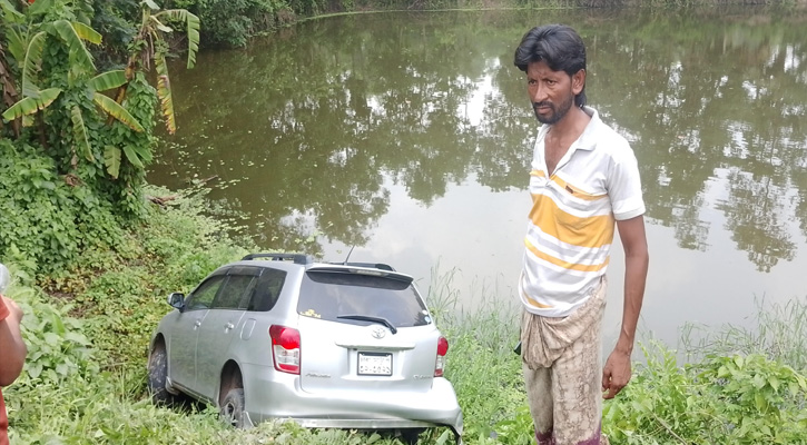 মোহাম্মদপুর পানিতে ডুবে গেল  প্রাইভেটকার  জন্য প্রাণে বাঁচলেন ৪ যাত্রী