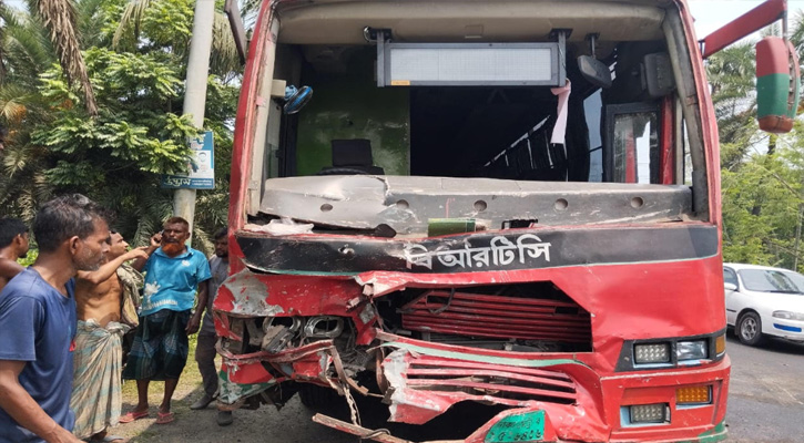 ফরিদপুরের নগরকান্দায় বাস-এ্যাম্বুলেন্স সংঘর্ষে নিহত ৫