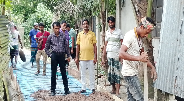 সড়কের নির্মাণকাজ পরিদর্শন করছেন স্থানীয় জনপ্রতিনিধি ও এলাকাবাসী