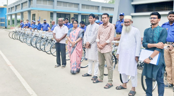 সাপাহারে ৫৫ জন গ্রাম পুলিশ পেলেন সরকারি ভাবে চায়না ফনিক্স বাইসাইকেল