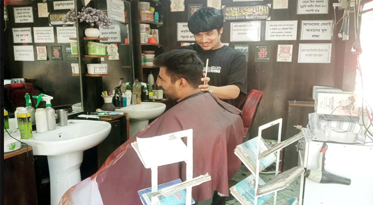 মাগুরার এক ব্যতিক্রমী ‘পাঠাগার-সেলুন’