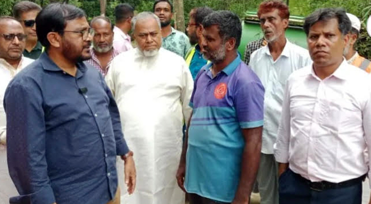 ফেনীতে বন্যা কবলিত এলাকায় পরিদর্শনে এবি পার্টি চেয়ারম্যান মজিবুর রহমান মঞ্জু।