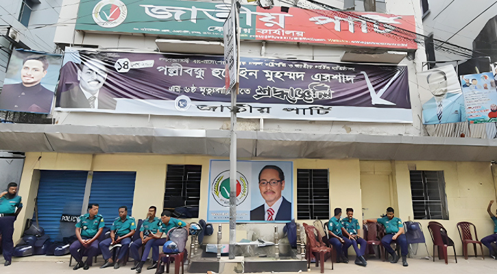 জাপার কার্যালয়ের সামনে পুলিশের সতর্ক অবস্থান