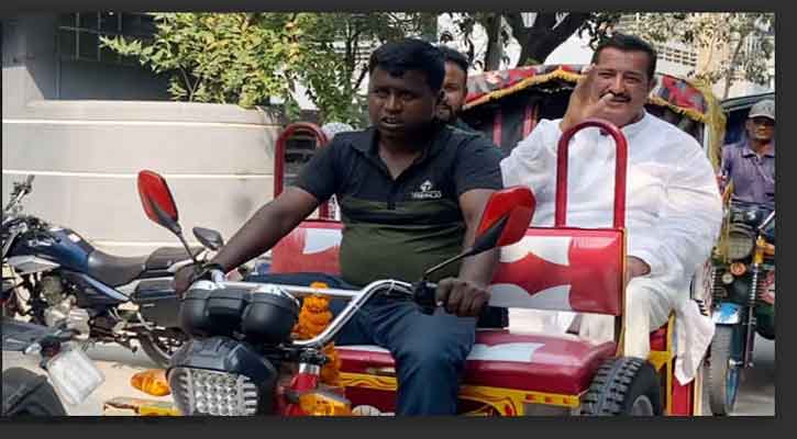 মন্ত্রী হয়েও রিকশাতেই চলাফেরা করছেন মিনু