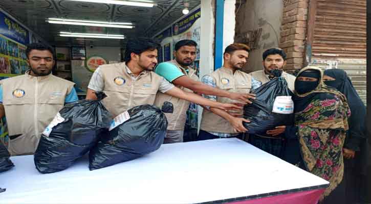 ফরিদগঞ্জ তুলাতুলি বাজারে বন্ধু ফাউন্ডেশনের ইফতার সামগ্রী বিতরণ