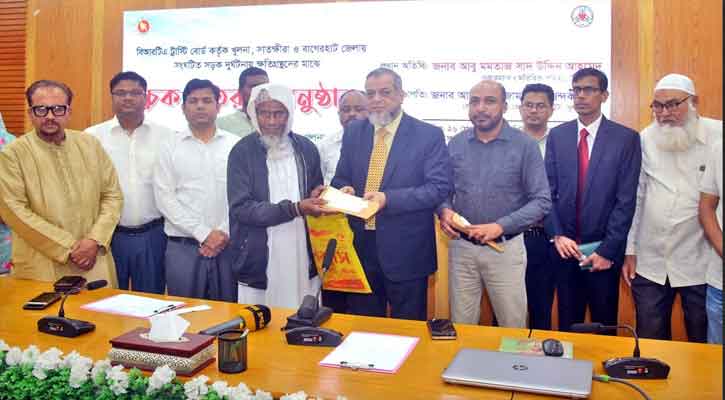 খুলনায় সড়ক দুর্ঘটনায় ক্ষতিগ্রস্ত ৪৬ জনের মাঝে চেক বিতরণ