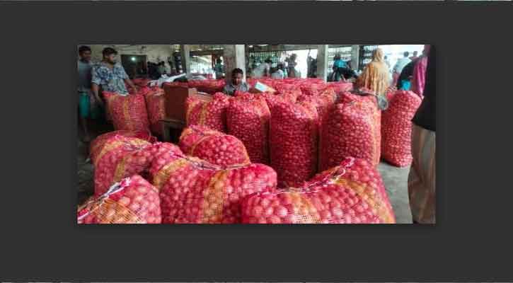 পেঁয়াজ চাষ করে এবার  লোকসানে রাজশাহীর চাষীরা