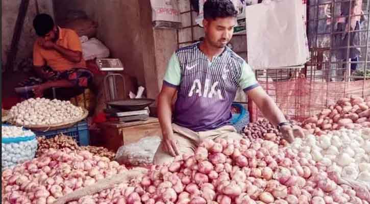 রাজশাহীতে রেকর্ড পরিমাণ পেঁয়াজ চাষ, দামে হতাশ