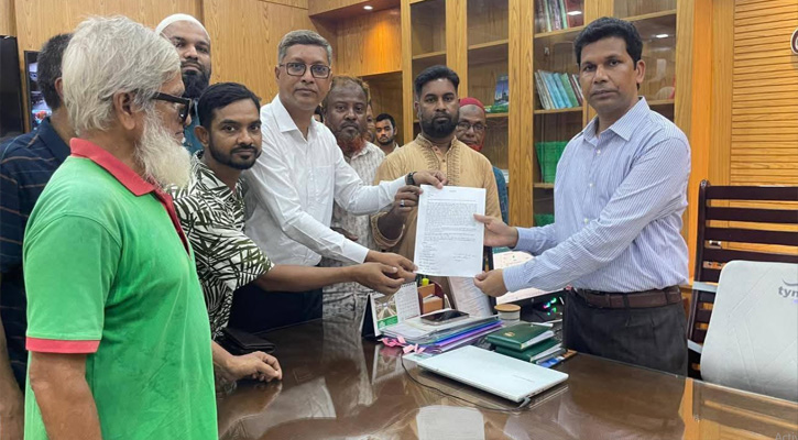 কুমিল্লায় সড়কে গরুর বাজার বসানোর প্রতিবাদে স্মারকলিপি প্রদান