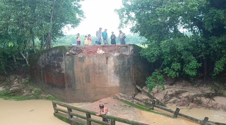 খালের সেতু ধসে যোগাযোগ বিচ্ছিন্ন, দুর্ভোগে থুইলা অং পাড়ার মানুষ
