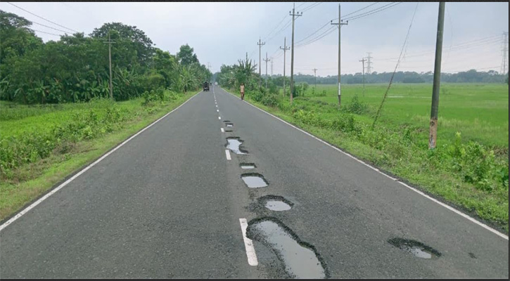 সংস্কারের ১৫ দিনেই খানাখন্দে পটুয়াখালী—কুয়াকাটা মহাসড়ক, দুর্ভোগে যাত্রীরা