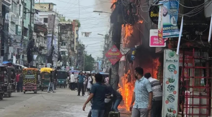 ফায়ার সার্ভিস আসেনি এক ঘণ্টাতেও, স্থানীয়দের চেষ্টায় রক্ষা কক্সবাজার বার্মিজ মার্কেট