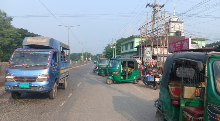 প্রজ্ঞাপন আছে, তবু মহাসড়কে থ্রি-হুইলার