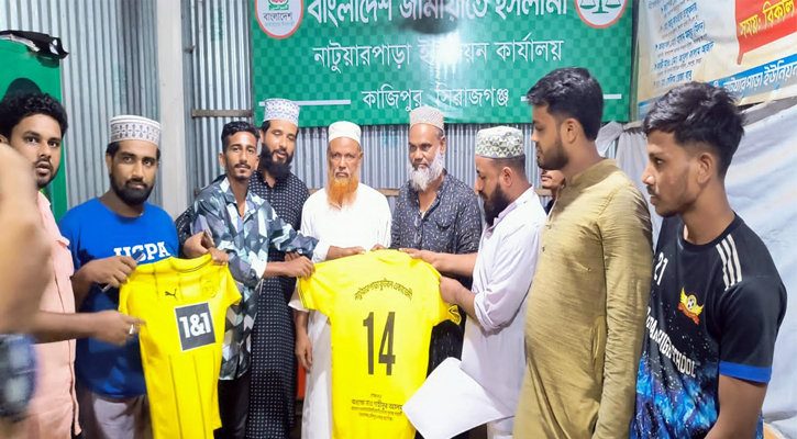 কাজিপুরে নাটোয়া পাড়ার চরে ফুটবল টুর্নামেন্টে উৎসবের আমেজ