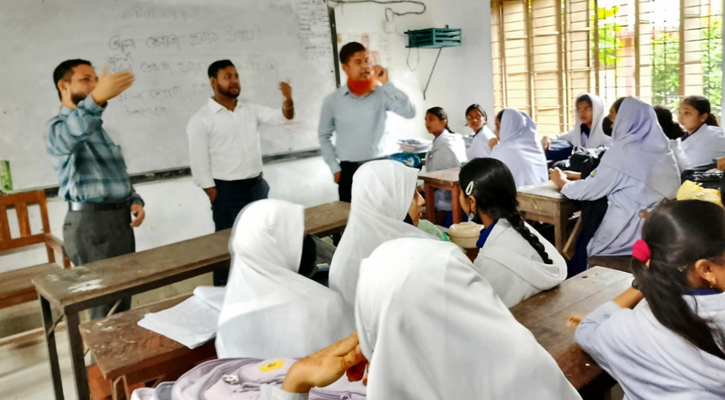 হাটহাজারীর বিদ্যালয়ে মোবাইল ও মোটরসাইকেল নিষিদ্ধ: বাস্তবায়নে ইউএনওর হঠাৎ পরিদর্শন