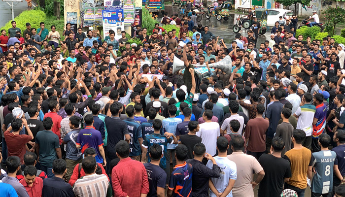 শাহবাগ মোড়ে প্রকৌশল শিক্ষার্থীদের বিক্ষোভ, তিন দফা দাবি
