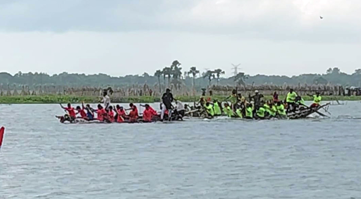 ফরিদপুরের রণকাইল পদ্মবিলে নৌকাবাইচ: গ্রামীণ উৎসবে হাজারো মানুষের ঢল